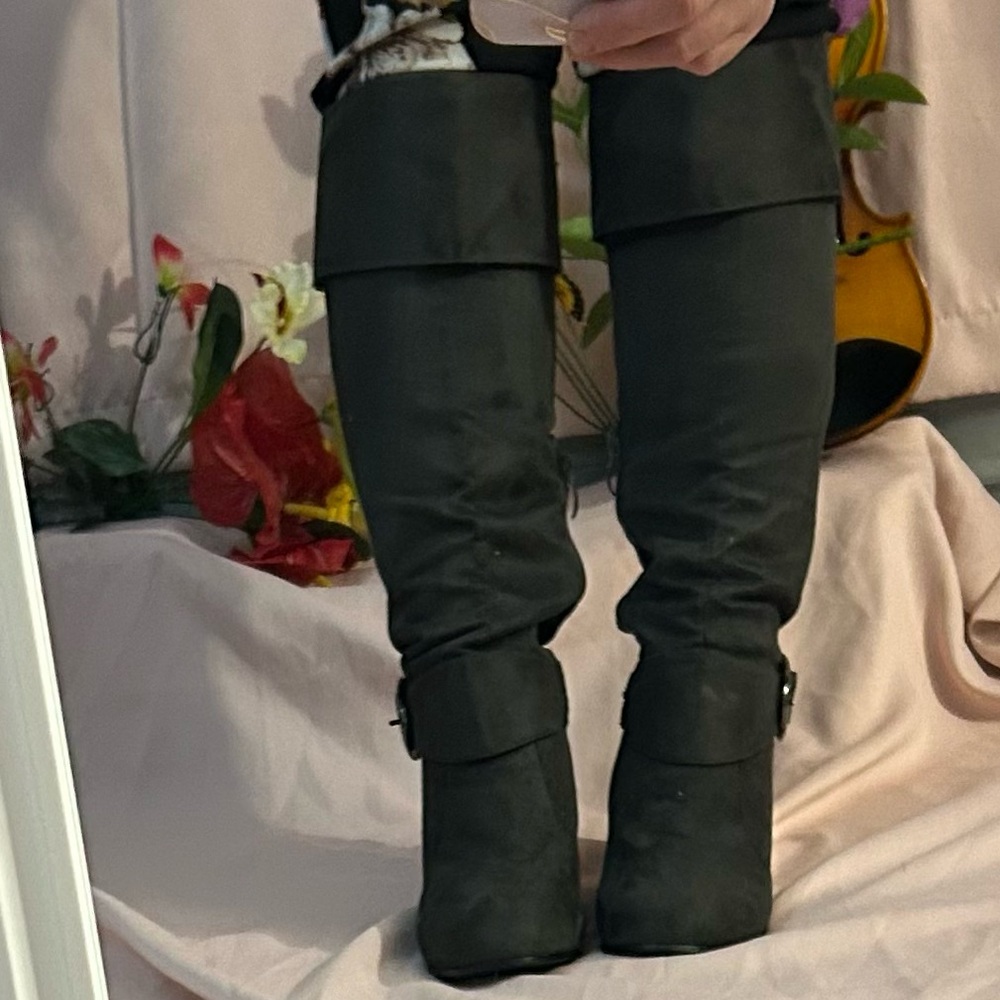 Woman’s knee high grey boots - Picture 7 of 15